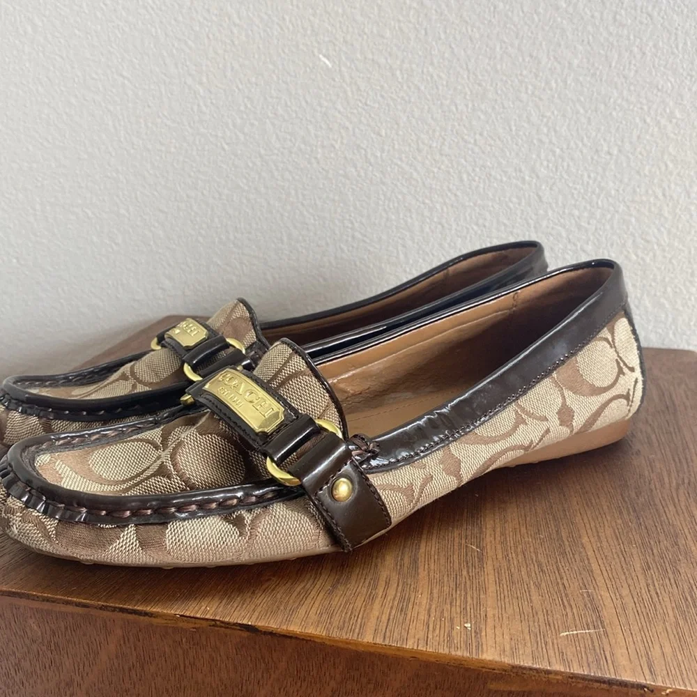 Coach Felisha Logo C Tan & Brown Loafer Flats Slip On Shoes, Women’s 9 B